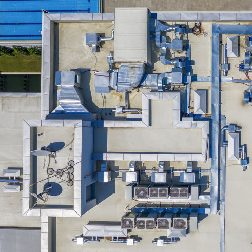 Industriedach Lüftung Technik Möwen Krähen